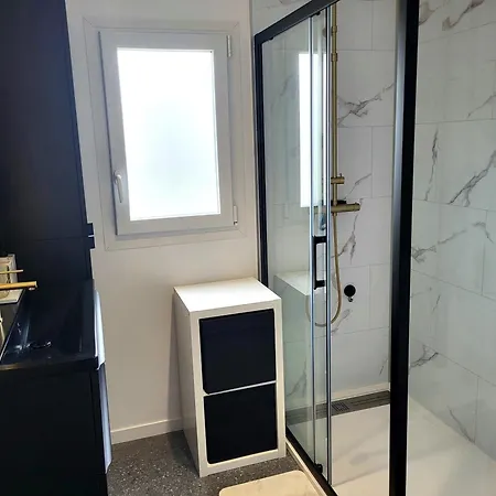 Willa Malgira, Bord De Saint-Germain-sur-Ay