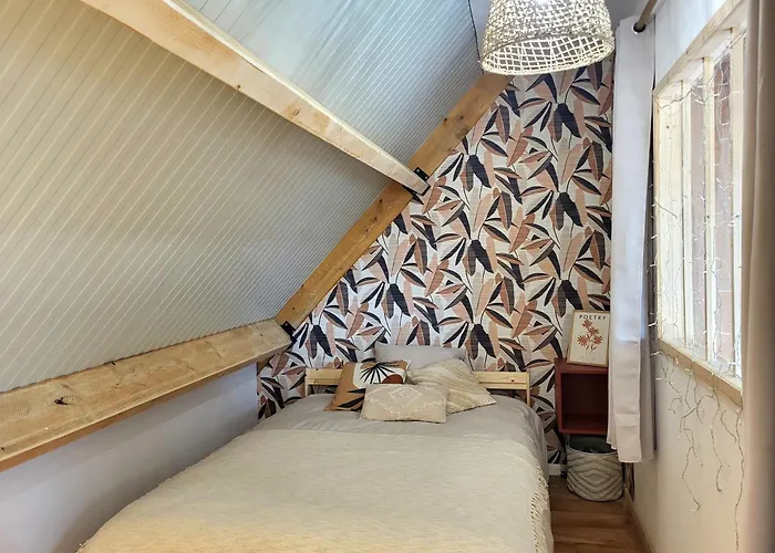 Villa Malgira, Bord De